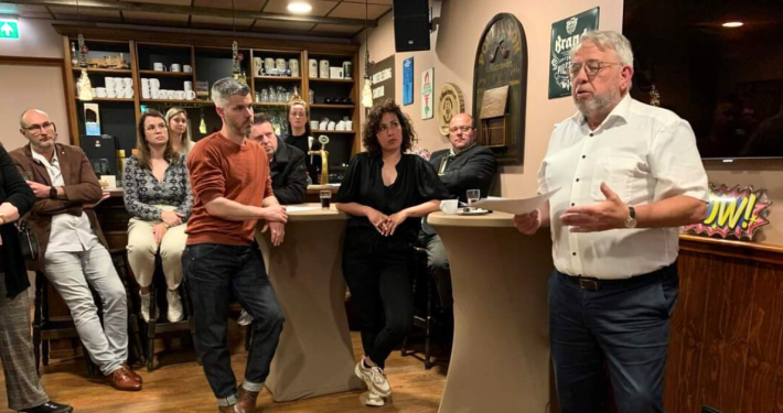 Man spreekt ondernemers toe in café tijdens Inspiratietour Gemeente Landgraaf