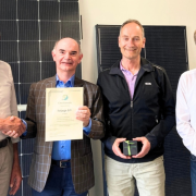 Uitreiking certificaat aan drie mannelijke oprichters zonnepanelenfrabrikant