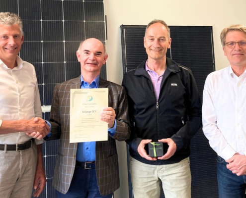 Uitreiking certificaat aan drie mannelijke oprichters zonnepanelenfrabrikant
