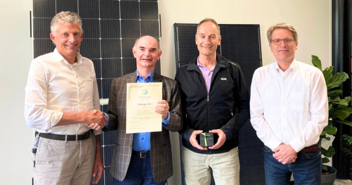 Uitreiking certificaat aan drie mannelijke oprichters zonnepanelenfrabrikant